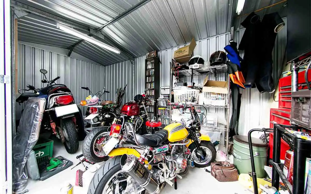 バイク乗りが憧れる夢のバイクガレージ 物置のある暮らし