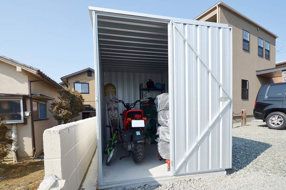 物置 倉庫 屋外 安い 収納庫 小屋 ベランダ ラック 庭 ガレージ 車庫 駐輪場 組立 タイヤ 収納 掃除道具 鍵 大型 引き戸 スチール 棚 幅155  奥行82 高さ153 10周年記念イベントが